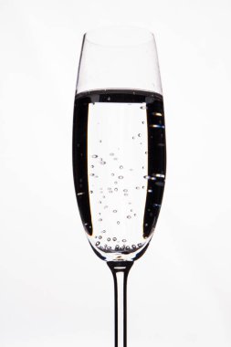 Beyaz baloncuklu şeffaf içecek.