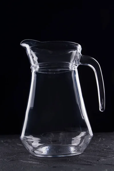 Transparentes Glasgefäß mit Wasser. — Stockfoto