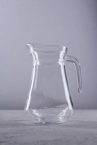 Transparante glazen kan op een witte achtergrond. — Stockfoto
