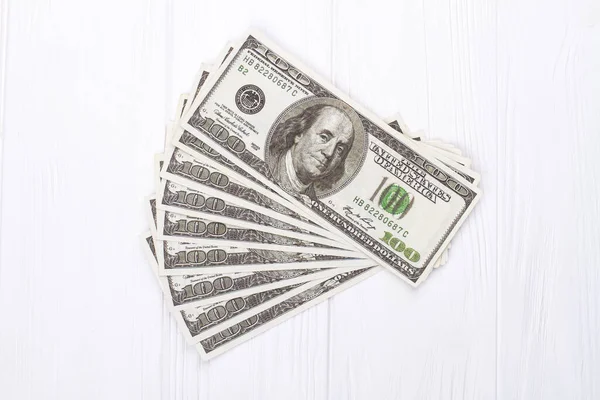 Dinheiro dólares americanos em um fundo branco . — Fotografia de Stock