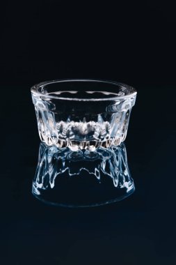 Siyah arkaplanda küçük cam kül tablası.