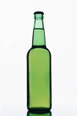 Beyaz arka planda tam yeşil şişe.