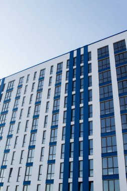 Çok katlı modern binalar.