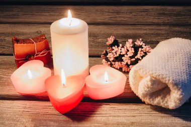 Mumları aroma spa malzemeleriyle yakmak.