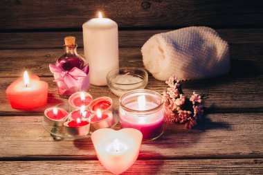 Yanan spa aromalı mumların bileşimi.