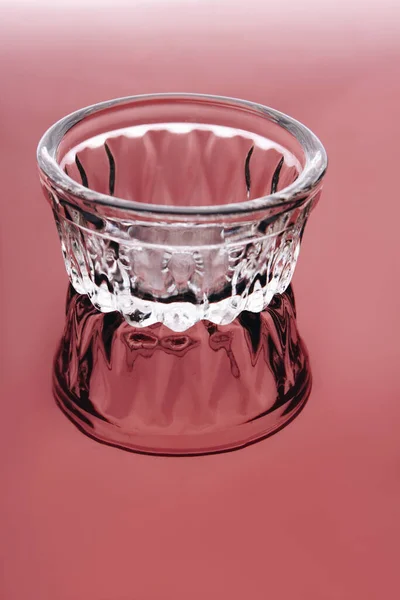 Vide tasse basse en verre sur un fond rouge. — Photo