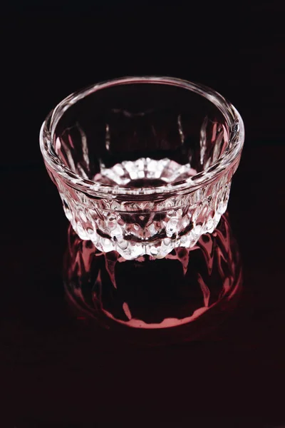 Скляна чаша на чорному фоні та відбиваюча поверхня . — стокове фото