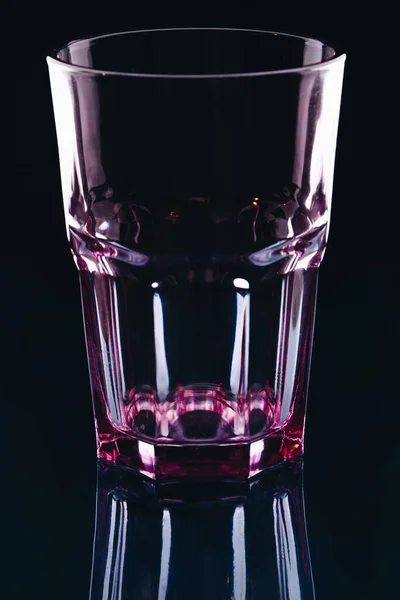 Üres egyszerű üveg sötét háttér. — Stock Fotó