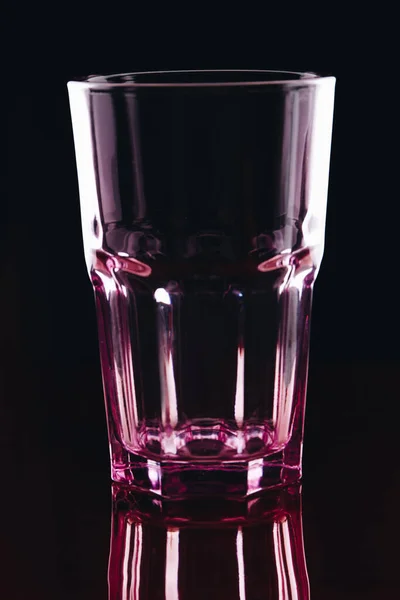 Glas voor water of alcoholische dranken op donkere achtergrond. — Stockfoto