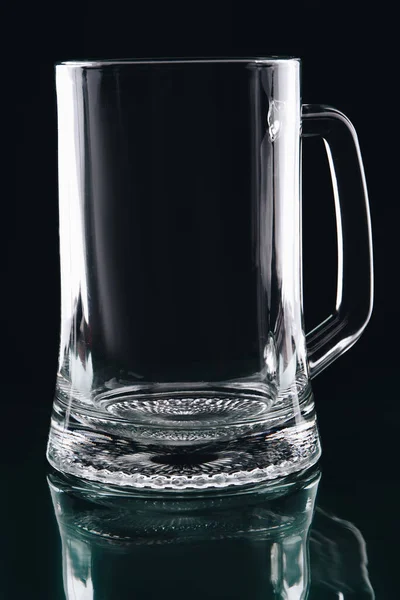 Leerer Glas-Becher für Bier auf dunklem Hintergrund. — Stockfoto