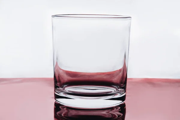 Vaciar pequeño vaso de chupito sobre fondo blanco . — Foto de Stock