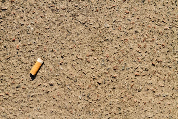 Сигарети закінчуються піщаною дорогою . — стокове фото