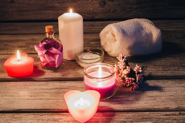 Ahşap üzerindeki spa aromalı mumların bileşimi.