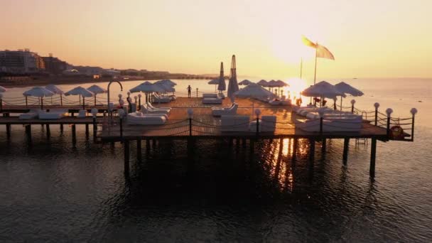 Bandera turca en el muelle al atardecer . — Vídeos de Stock