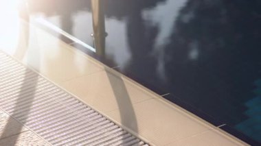 Açık havuz kenarı kapalı..