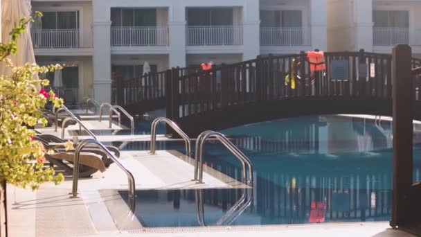 Πολυτελής πισίνα στο ξενοδοχείο θέρετρο. — Αρχείο Βίντεο