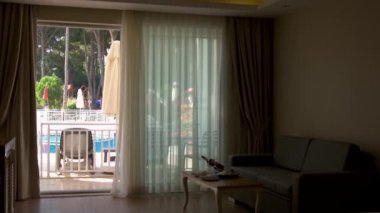 Yüzme havuzu manzaralı rahat bir otel odası..