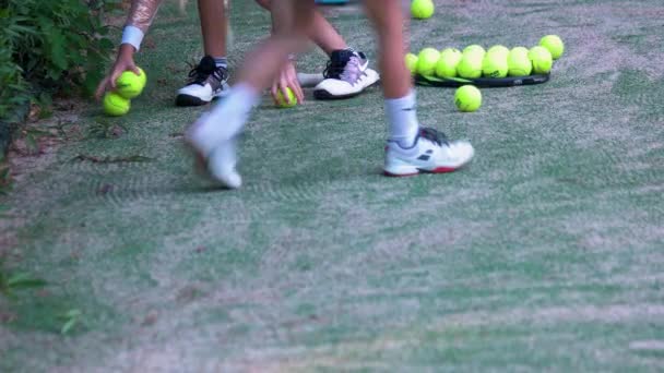 Niños piernas caminando en pista de tenis al aire libre . — Vídeo de stock