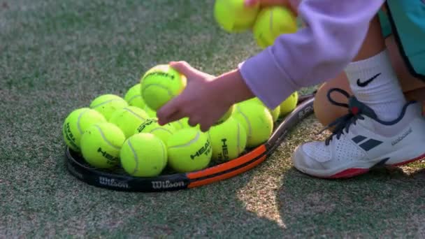 Zbliżenie piłka tenisowa, rakieta i buty dla dzieci. — Wideo stockowe