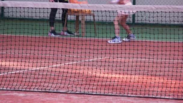 Famiglia che gioca a tennis sul campo all'aperto. — Video Stock