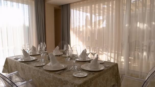 现代公寓客厅里漂亮的餐桌. — 图库视频影像