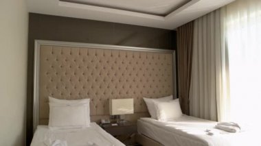 Otel odasında iki yatak..