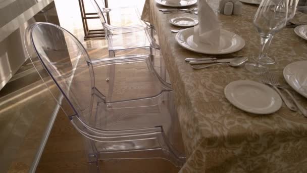 Vue rapprochée de la table et des chaises servies dans le salon. — Video