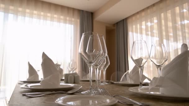 在现代公寓里摆设精美的餐桌. — 图库视频影像