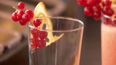 Meyve kokteylini cama dökmek.