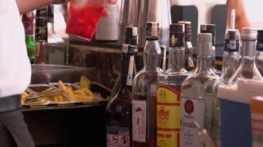Barmen açık hava barında kokteyl hazırlıyor..