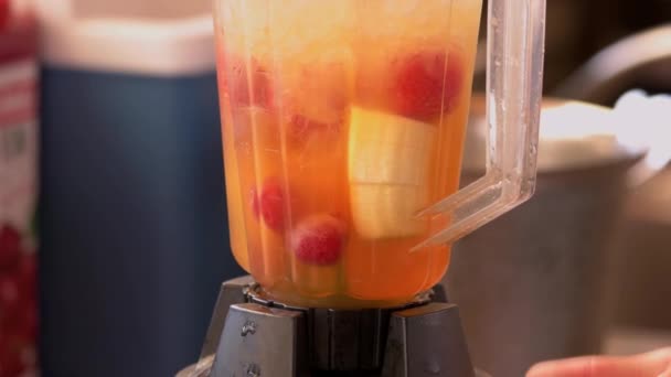 Chiudi barista preparare frullato di frutta. — Video Stock