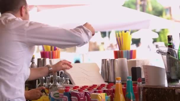 Cantineros preparando cócteles en el bar al aire libre . — Vídeos de Stock