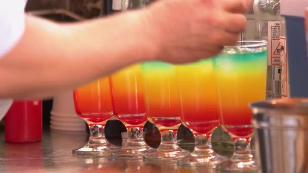 Close-up barman voorbereiding veelkleurige zomer cocktails. — Stockvideo