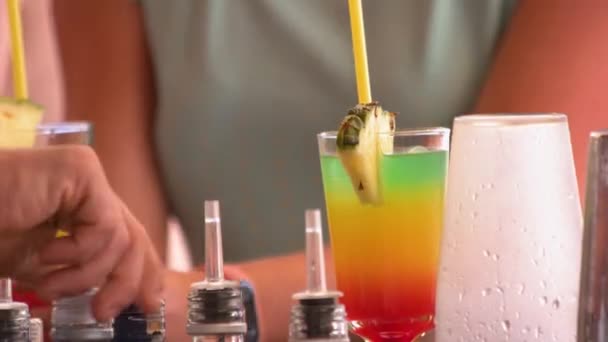 Barkeeper aus nächster Nähe bereitet bunten alkoholischen Cocktail zu. — Stockvideo