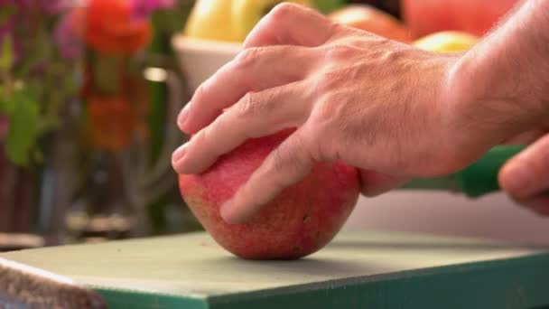 Man eller kock skära granatäpple närbild. — Stockvideo