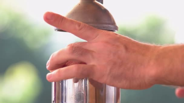 Närbild av man gör granatäpple juice med hjälp av en juiceapparat. — Stockvideo