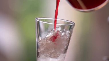 Nar suyu bardağa dökülüyor..