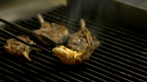 Zavřít kuchař vaření masa na grilu. — Stock video