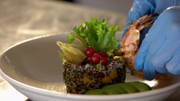 Szakács főzés quinoa saláta színes zöldségekkel. — Stock videók
