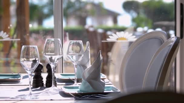 Splendidamente servito tavolo nel ristorante. — Video Stock