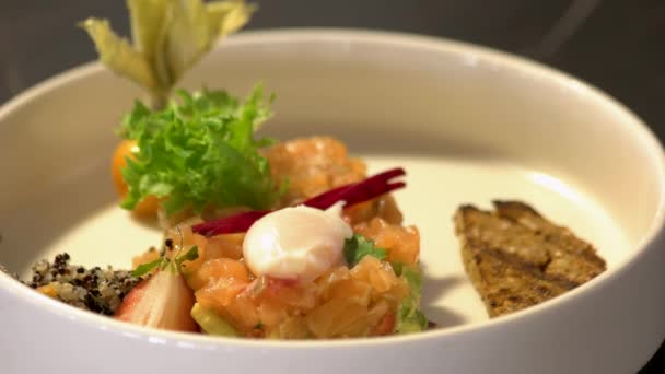 Tartare di salmone con verdure miste. — Video Stock