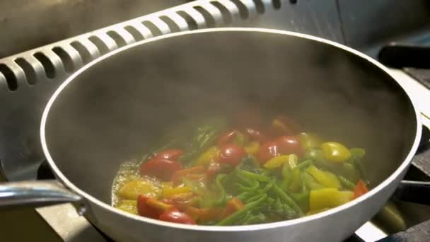 Sluiten chef koken groenten in pan. — Stockvideo