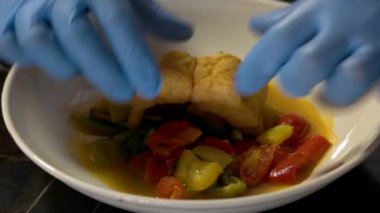 Şefin elleri restoranda deniz ürünleri yemeği pişiriyor..