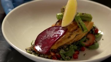 Kızarmış somonlu nefis kinoa salatası..