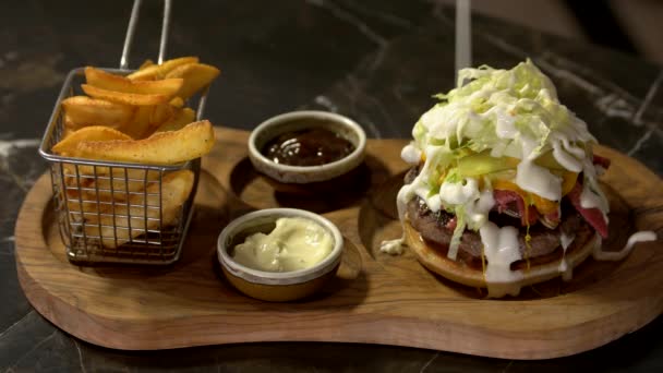 Närbild kock matlagning hamburgare på restaurang kök. — Stockvideo