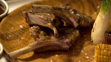 Ahşap tahtada sebzeli kızarmış et..