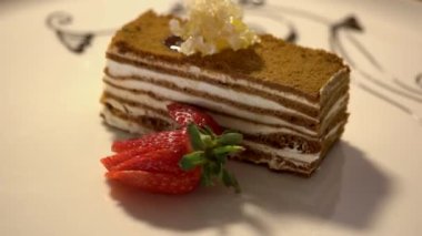 Çilekle süslenmiş ballı kek parçası..