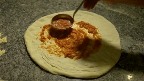 Chef panadero haciendo pizza en la cocina . — Vídeos de Stock