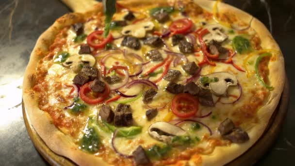 Pizzabäcker legt Soße auf Pizzateig. — Stockvideo