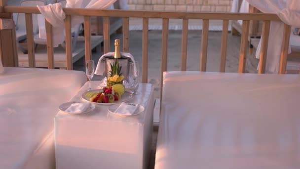 Romantisch diner op het strand. — Stockvideo